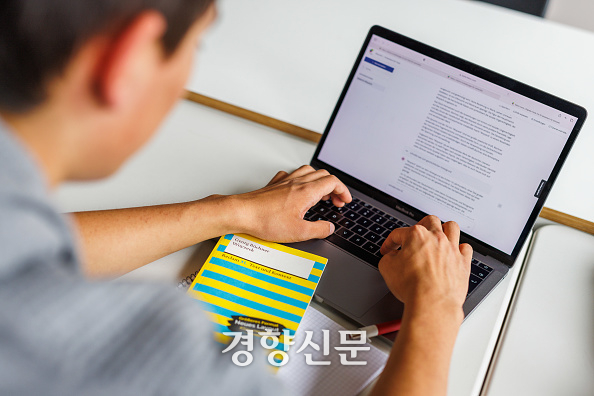 생성형 인공지능(AI)으로 공부 중인 학생.게티이미지