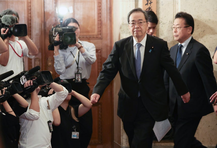 Tetsuo Saito, leader of Japan's Komeito Party, is moving to meet with Sanae Takaichi, then-leader of the Liberal Democratic Party, before she assumed the position of Prime Minister on October 10th last year. EPA Yonhap News