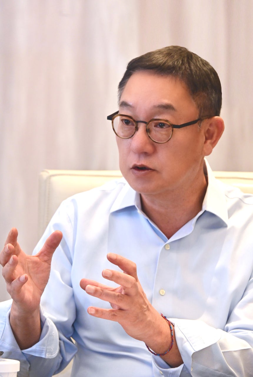 현신균 LG CNS 최고경영자가 지난 7일(현지시간) 미국 라스베이거스 CES 2026 전시장에서 인터뷰를 하고 있다.LG CNS 제공