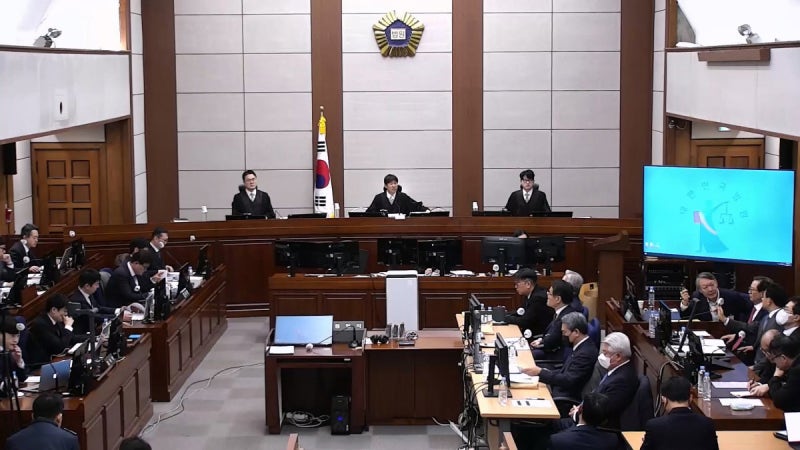 윤석열 측, 9시간 넘게 변론…“이 대통령 재판도 개시” 몽니