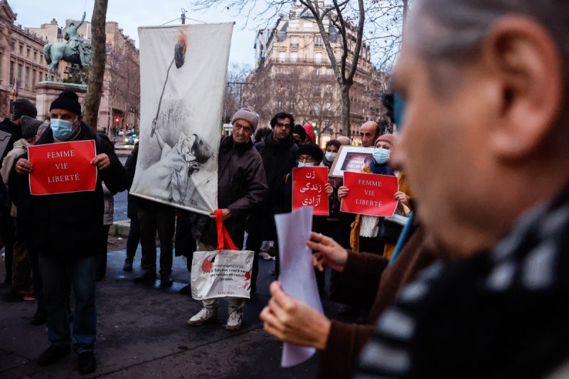 로이터 “이란 시위로 2000명 사망”…근거리에서 ‘조준 사격’ 숨진 학생도