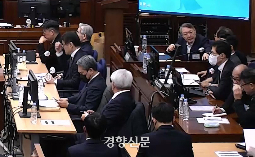 윤석열 전 대통령이 13일 서울 서초구 서울중앙지법에서 열린 내란 우두머리 혐의 사건과 김용현 전 국방부 장관 등의 내란 중요임무 종사 혐의 사건의 결심공판에서 변호인단과 이야기를 나누고 있다.서울중앙지법 제공