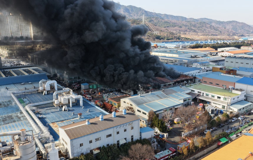14일 오전 10시 13분쯤 경남 창원시 성산구 성주동 국가산업단지 내 한 공장에서 불이 나 검은 연기가 발생하고 있다.연합뉴스