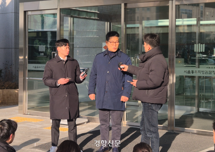 백해룡 경정이 14일 서울 송파구 서울동부지검 앞에서 기자들을 만나 인천 세관 마약수사 외압사건 합동수사단 퍄견 해제에 따른 소회를 밝히고 있다.김태욱 기자