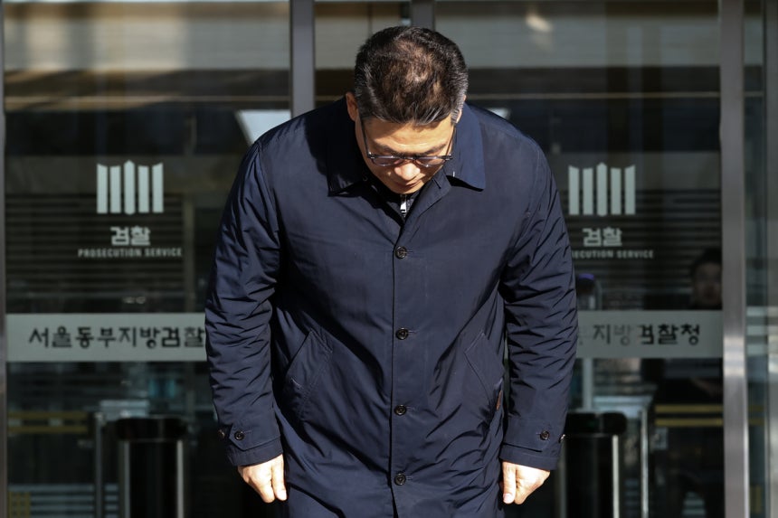 서울동부지검에 파견돼 3개월간‘세관 마약수사 은폐 의혹’을 수사한 백해룡 경정이 14일 서울동부지검에서 파견 소회를 밝히기 앞서 인사를 하고 있다.연합뉴스