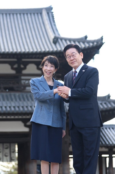 석별 악수만 세 번…이 대통령, 다카이치와 5차례 만나 ‘친분’