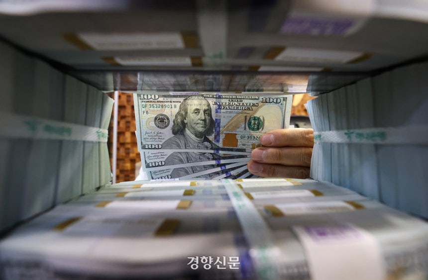 지난달 24일 서울 중구 하나은행 위변조대응센터에서 은행 관계자들이 달러화를 정리하고 있다.권도현 기자