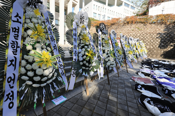2024년 13일 서울 성북구 성신여자대학교 돈암수정캠퍼스 본관 앞에 국제학부 외국인 남학생 모집 반대 뜻을 담은 근조화환과 학생들이 항의의 의미로 벗어둔 학과 점퍼가 놓여 있다. 연합뉴스