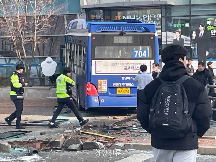 16일 오후 서울 서대문 사거리 버스 돌진 사고 현장.  정지윤 선임기자