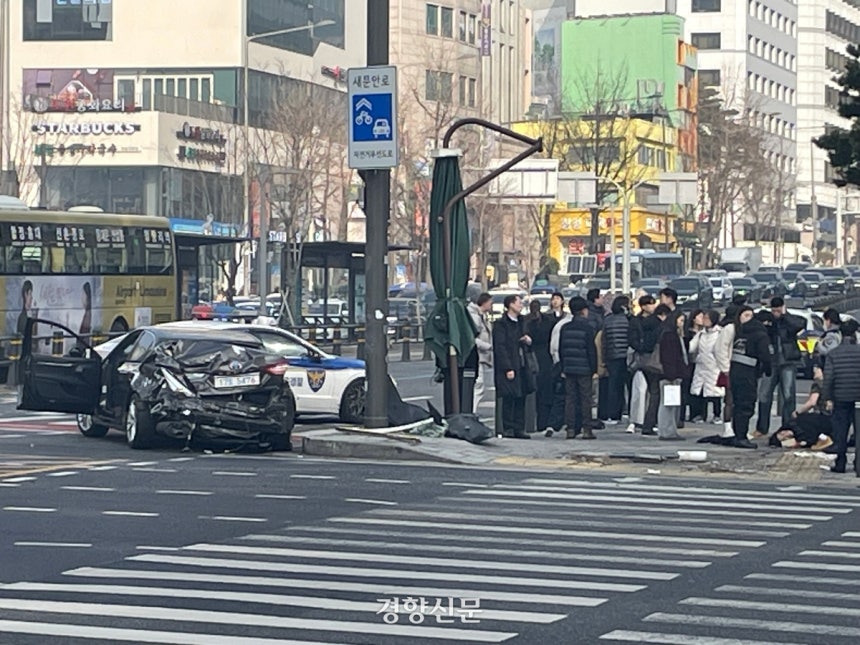 16일 오후 서울 서대문 사거리 버스 돌진 사고 현장.  정지윤 선임기자