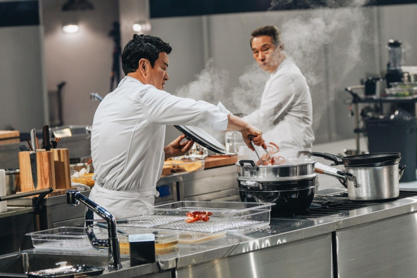 <흑백요리사> 시즌2의 한 참가자가 랍스터를 찜통에서 꺼내고 있다.넷플릭스 제공