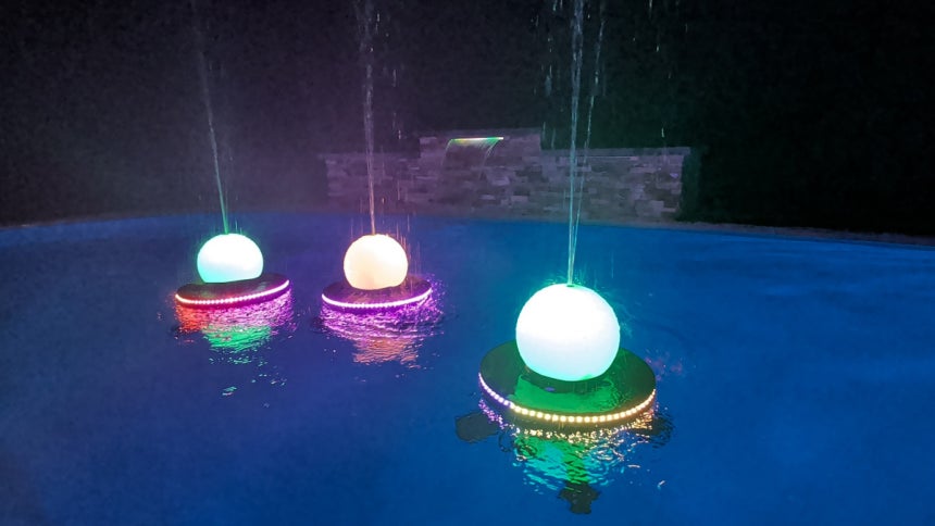일본 기업 스페이스 원이 개발한 무인 수상정 형태 분수 로봇이 수면을 이동하면서 물을 분사하고 있다.스페이스 원 제공