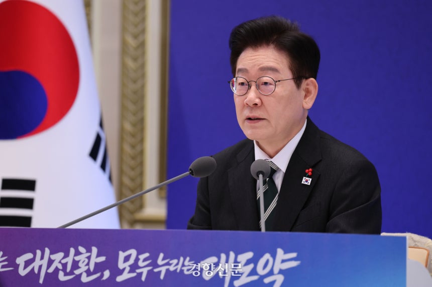 이재명 대통령이 21일 오전 청와대 영빈관에서 2026 신년 기자회견 ‘함께 이루는 대전환, 모두 누리는 대도약’에서 발언하고 있다. 청와대사진기자단