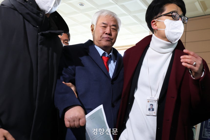 특수공무집행방해 교사 등 혐의로 구속영장이 청구된 사랑제일교회 전광훈 목사가 지난 13일 구속 전 피의자 심문(영장실질심사)을 받기 위해 서울 마포구 서울서부지법으로 출석하고 있다.성동훈 기자