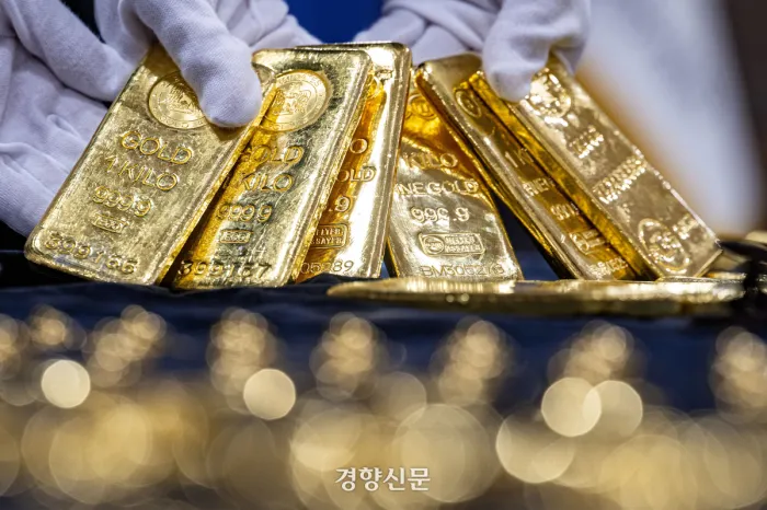 지난해 3월5일 오전 인천 중구 인천공항세관 수출입통관청사에서 직원들이 금 밀수품을 공개하고 있다.이준헌 기자