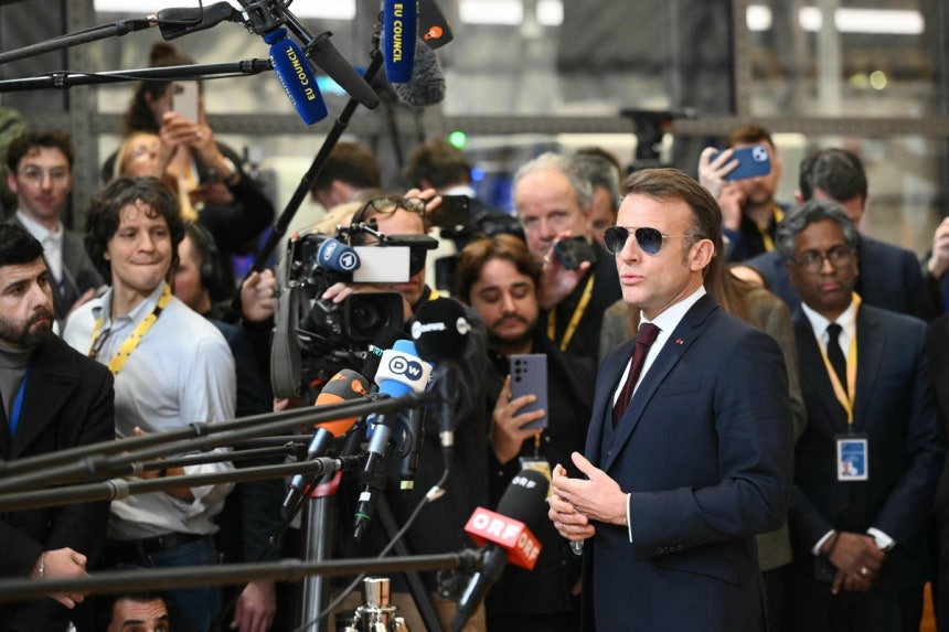 에마뉘엘 마크롱 프랑스 대통령이 지난 22일(현지시간) 벨기에 브뤼셀에서 열린 유럽이사회 회의에 참석하기 위해 도착한 후 선글라스를 착용한 채 취재진의 질문에 답하고 있다.AFP연합뉴스