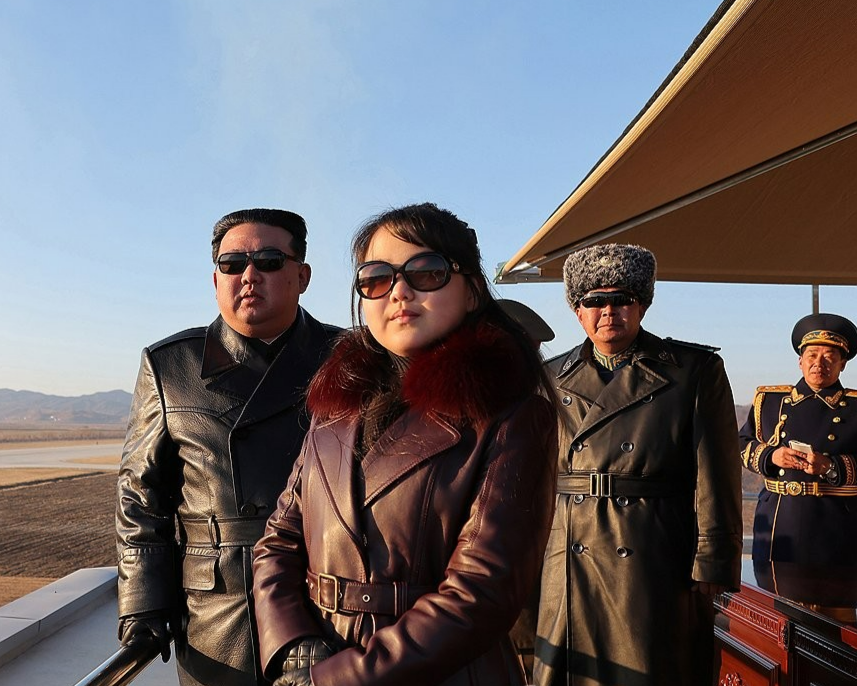 2023년 11월 30일 김정은 북한 국무위원장과 딸 주애가 항공절(11월 29일)을 맞아 조선인민군 공군사령부 등을 방문했을 당시 나란히 선글라스를 착용하고 있다.조선중앙통신연합뉴스
