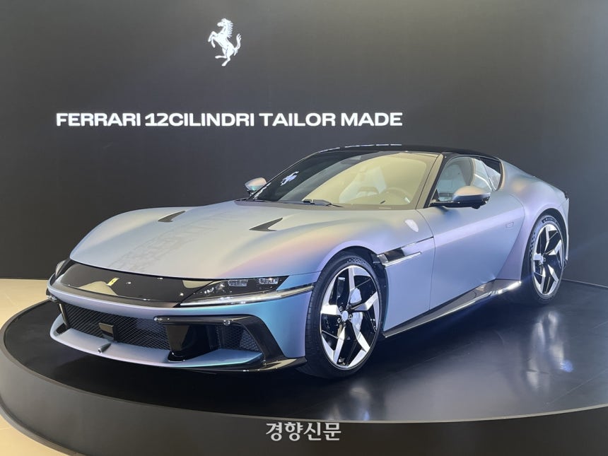 페라리코리아가 페라리 반포 전시장에서 지난 19일 공개한‘12칠린드리 테일러메이드’차량.최고 출력 830마력,최고 속도 시속 340km 이상이다.정지 상태에서 시속 100km까지 걸리는 시간은 단 2.9초다