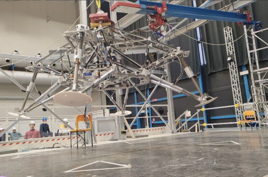 이탈리아의 한 실험시설에서 낙하 실험 중인 착륙 장치.같은 형태의 장비에 유럽우주국(ESA) 화성 무인 탐사차량‘로절린드 프랭클린’이 실릴 예정이다.ESA 제공