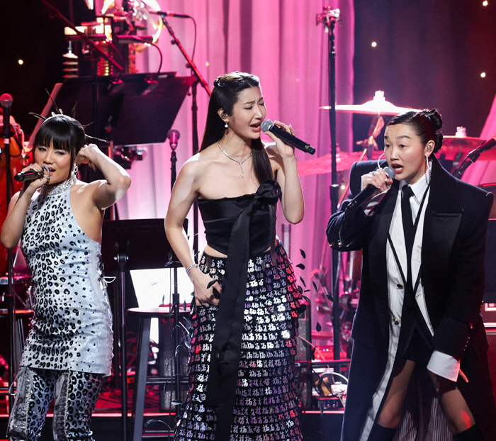 넷플릭스 애니메이션 영화 <케이팝 데몬 헌터스> OST ‘골든’을 부른 레이 아미, 이재, 오드리 누나(왼쪽부터)가 제68회 그래미 어워즈 갈라 무대에서 열창을 하고 있다.  로이터연합뉴스