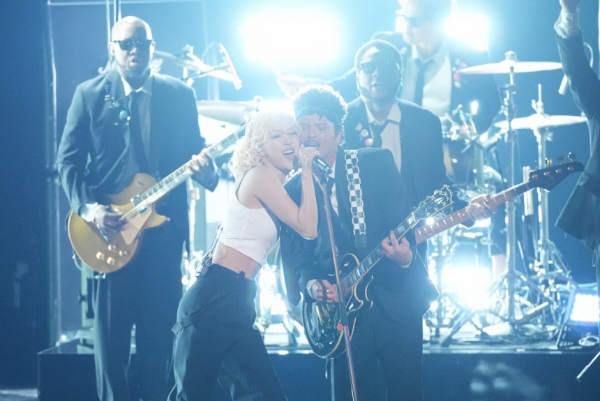 그룹 블랙핑크 멤버 로제(왼쪽)가 브루노 마스와 함께 제68회 그래미 어워즈 오프닝 무대에서 ‘아파트’를 부르고 있다.  AP연합뉴스