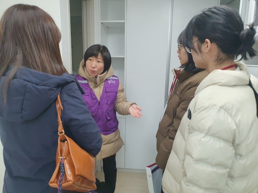 1월30일 동대문구 휘경동의 한 원룸에서 열린 ‘청소년을 위한 전세사기 예방 실전 교육’에서 김영숙 공인중개사가 학생들에게 자취방을 구할 때 확인해야 할 사항에 대해 설명하고 있다.