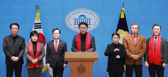 국힘 내홍 장기화 조짐…재신임 요구받은 장동혁, 4일 입 연다