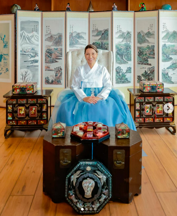 호잔젤라 다시우바 여사가 한복을 입고 포즈를 취했다. 인스타그램