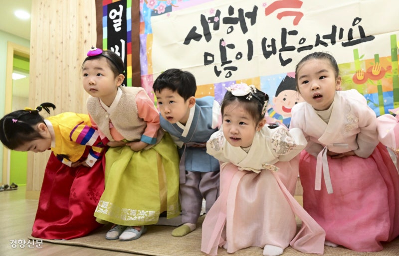 두 손 나란히 모으고 배꼽인사[포토뉴스]