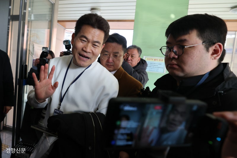 전한길 ‘이 대통령 명예훼손’ 경찰 조사받아···유튜브 발언엔 “일부 농담”