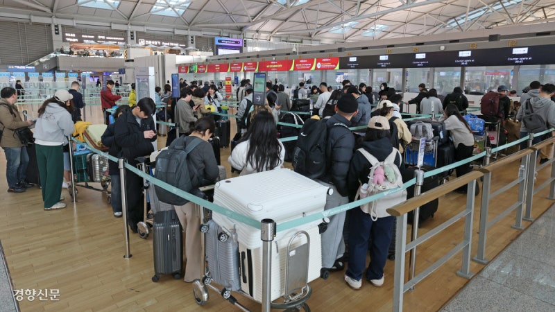 설 연휴 전인데…벌써 북적이는 인천공항[포토뉴스]