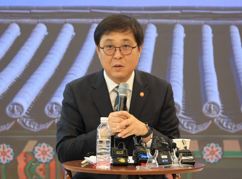 최휘영 장관 “광화문 한글 현판 병기, 원형 보존이 중요한 종묘 개발과는 달라”