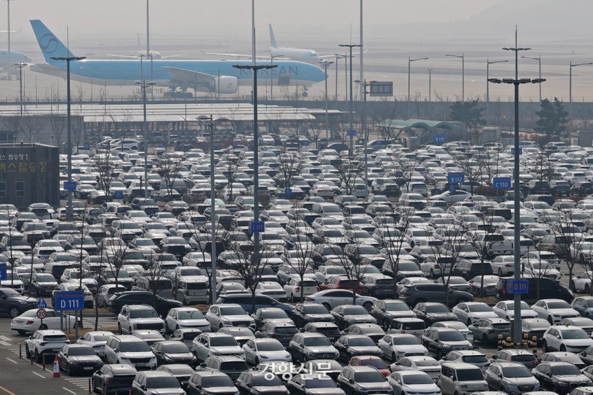 설 연휴를 앞둔 지난 12일 인천국제공항 주차장에 차들이 빼곡하게 주차돼 있다. 정효진 기자