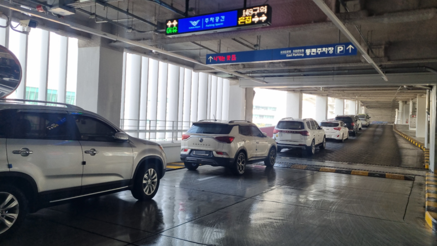 18일 해외여행객들의 차량이 갓길까지 주차된 인천공항 제2여객터미널 단기주차장 2층 통로. 박준철기자