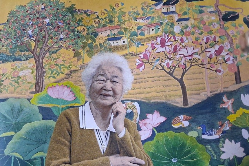 이군자씨가 자신의 목원대 미술학부 한국화전공 졸업작품인 ‘추억은 아름다워’ 앞에서 기념촬영을 하고 있다. 목원대 제공