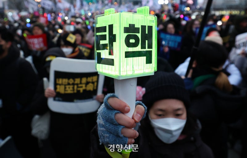 [사설]시민들의 ‘빛의 혁명’ 노벨상 자격 있다