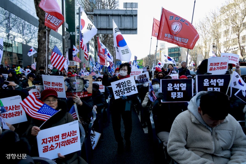 지귀연 한마디에 환호했다 고성…‘윤어게인’ 끝은 오열