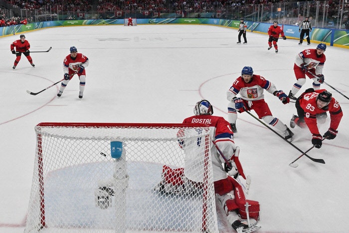 ‘단풍잎 물결’ 캐나다 아이스하키, 체코 ‘반란’ 겨우 막았다