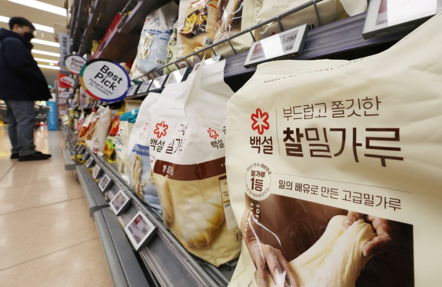지난 2월8일 서울의 한 대형마트 밀가루 판매대. 연합뉴스