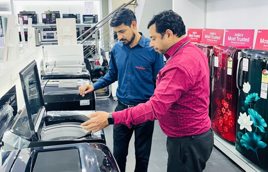 LG전자 인도 매장에서는 현지 고객 취향에 맞춘 제품이 판매되고 있다.  LG전자 제공