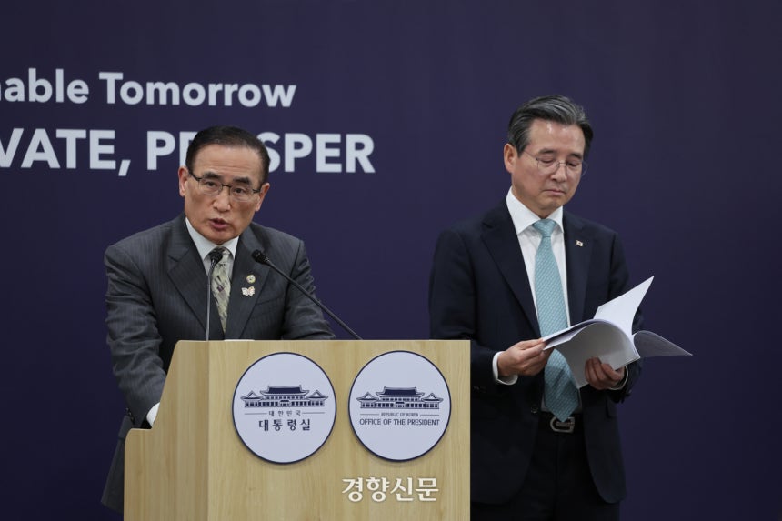 위성락 대통령실 국가안보실장이 지난해 10월29일 경북 경주 APEC 국제미디어센터에서 한미 한미정상회담 관련 브리핑을 하고 있다. 오른쪽은 김용범 정책실장. 경주|김창길 기자