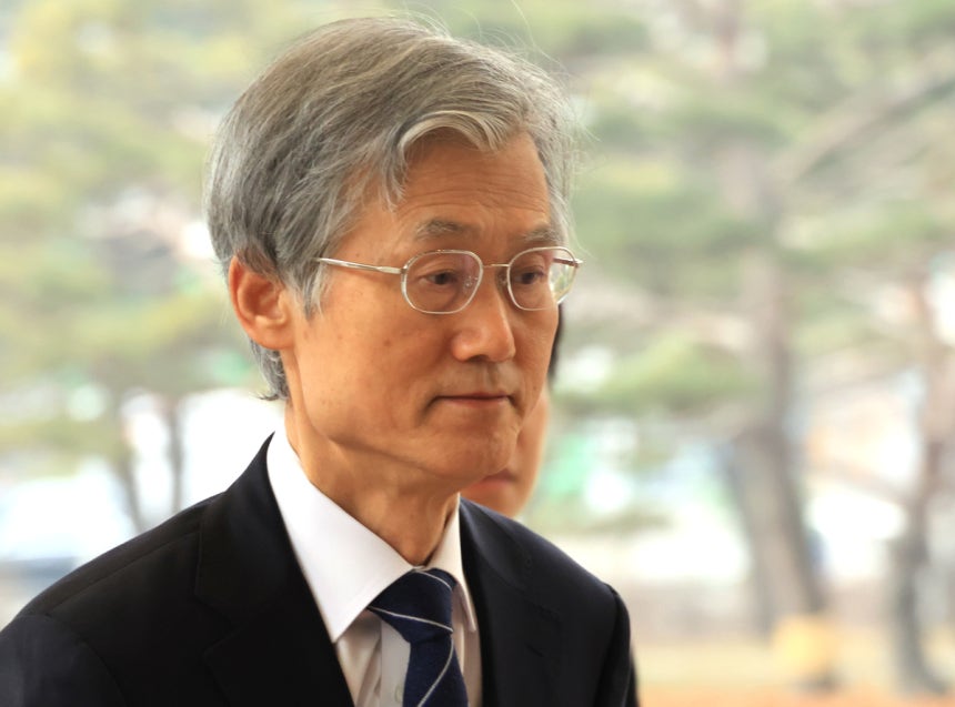 조희대 대법원장이 지난 13일 서울 서초구 대법원으로 출근하고 있다. 연합뉴스