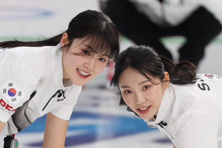 15일(현지시간) 이탈리아 코르티나담페초 컬링 올림픽 스타디움에서 열린 2026 밀라노ㆍ코르티나담페초 동계올림픽 컬링 여자 라운드로빈 한국과 일본의 경기에서 한국 대표팀 설예은과 김수지가 4엔드 마지막 스톤 투구 때