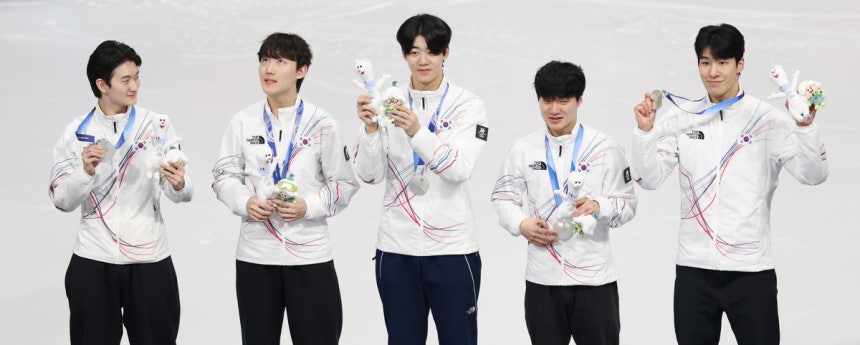 20일(현지시간) 이탈리아 밀라노 아이스스케이팅 아레나에서 열린 2026 밀라노ㆍ코르티나담페초 동계올림픽 쇼트트랙 남자 5,000m 계주 결승에서 은메달을 차지한 한국대표팀 선수들이 시상대에 올라 기뻐하고 있다. 연