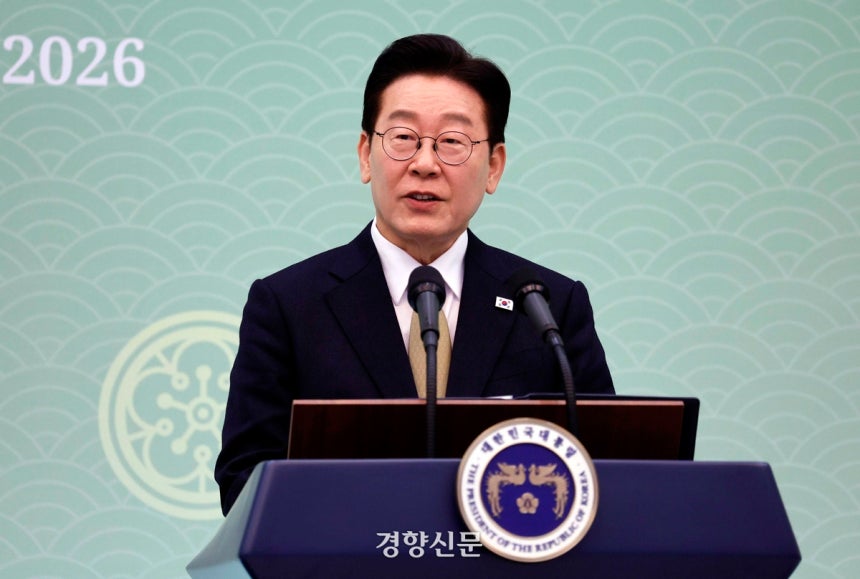 이재명 대통령이 23일 청와대에서 루이스 이나시우 룰라 다 시우바 브라질 대통령과 정상회담한 후 공동 발표문을 읽고 있다. 김창길 기자