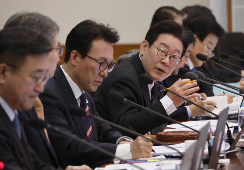 이 대통령 “비영농 농지 전수조사·강제 매각명령 검토하라”