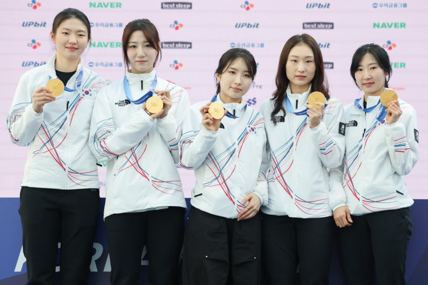 쇼트트랙 여자 3000m에서 금메달을 딴 대표팀 선수들이 21일(현지시간) 이탈리아 밀라노 코리아하우스에서 열린 기자회견에서 메달을 들고 기념촬영을 하고 있다. 왼쪽부터 심석희, 노도희, 김길리, 최민정, 이소연.