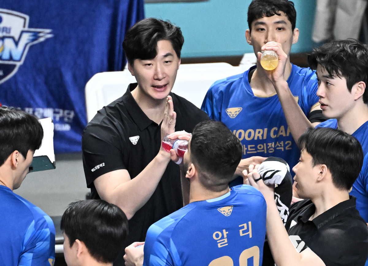 우리카드 5연승 ‘5위로’…‘대행’ 박철우의 대반전