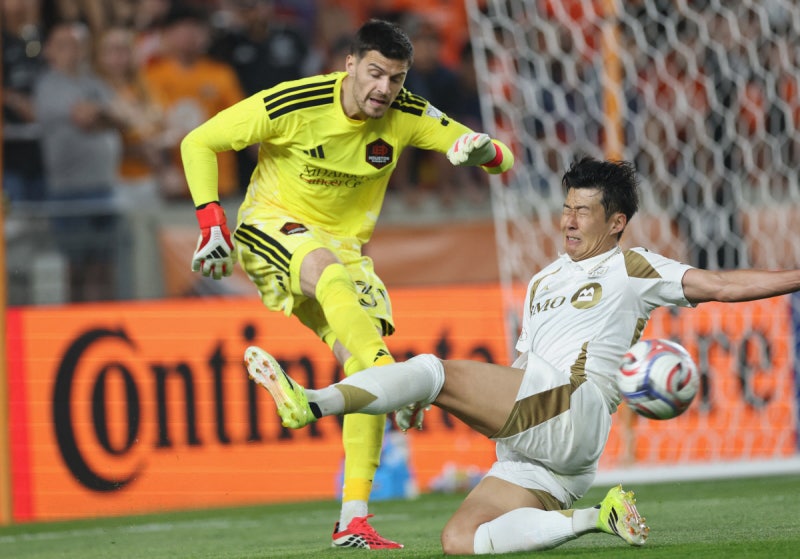 2골 돕고…2명 ‘반칙 퇴장’ 보내고 ‘존재감’만으로 승리 이끈 손흥민