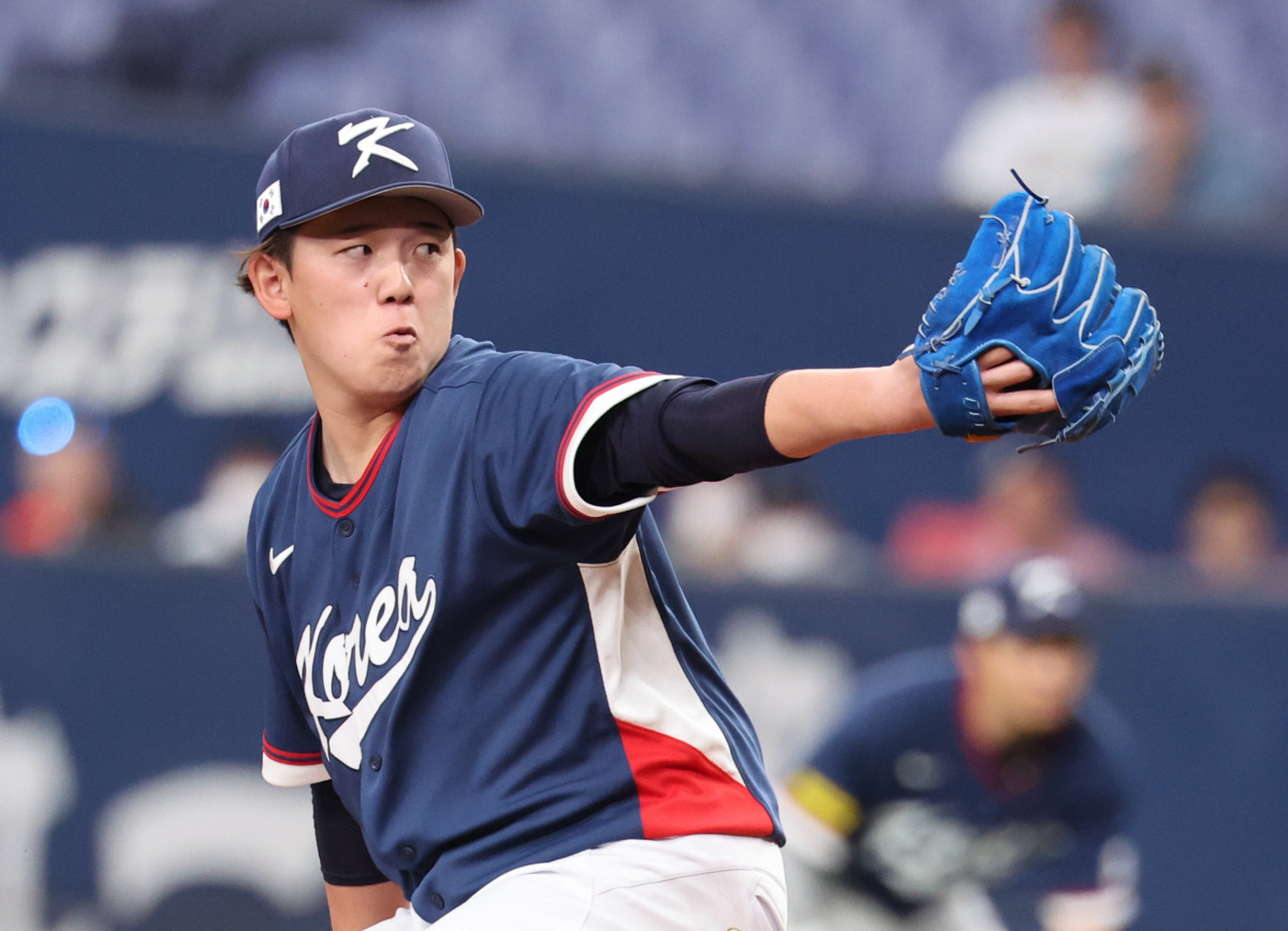 한국 대표 유니폼 입은 일본 투수…“선수들 너무 친근하게 대해줘”